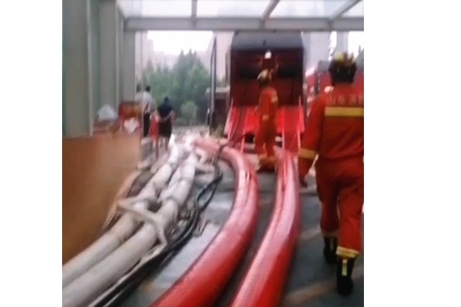 龍吸水和神龍潛水泵一起排水，加油！