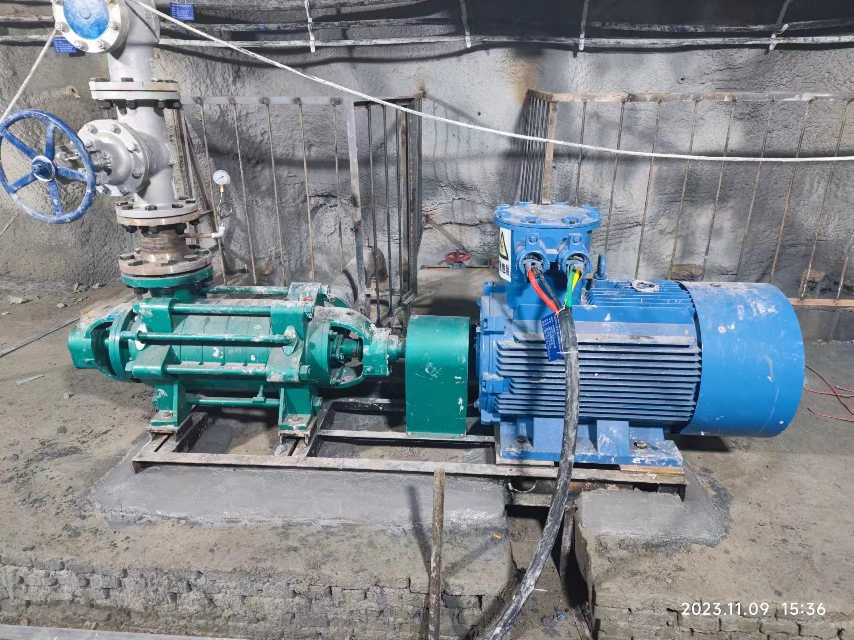 河南某金礦主排水泵安裝完成，即將投入使用